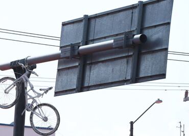 ‘Bicicleta fantasma’ honra a Óscar, ciclista atropellado en Coyoacán
