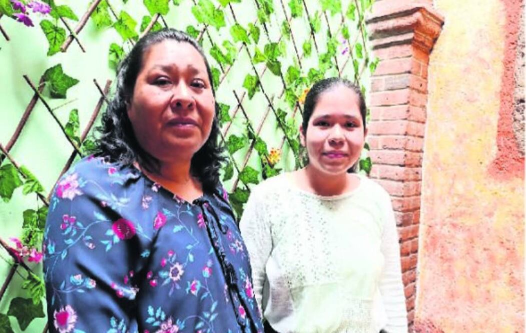 Mariana y su mamá están felices por el logro de la chica de 20 años, quien sueña con ser médico cirujano. Foto: Emilio Fernández