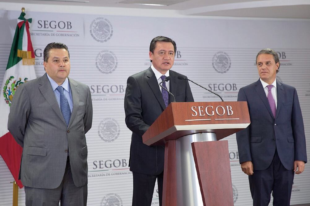 El secretario de Gobernación, Miguel Ángel Osorio Chong, presentó a Alberto Begné como responsable del área de Prevención y Participación Ciudadana, luego de tres meses de permanecer acéfala (NOTIMEX)