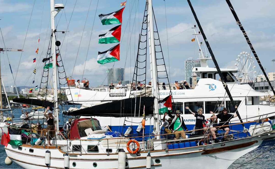 Vista de uno de los barcos que forman parte de la flotilla en el puerto de Barcelona este domingo. La flotilla Global Sumud sale este domingo desde Barcelona y con destino a Gaza, en una acción solidaria con el pueblo palestino en la que participan entidades de 44 países. Foto: EFE