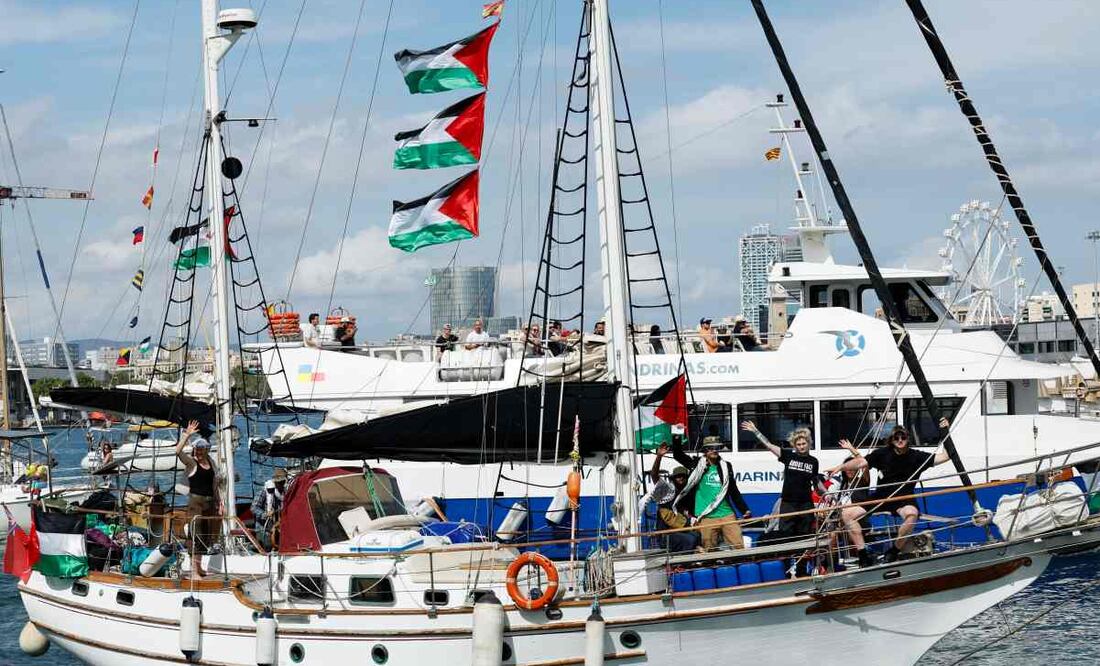 Vista de uno de los barcos que forman parte de la flotilla en el puerto de Barcelona este domingo. La flotilla Global Sumud sale este domingo desde Barcelona y con destino a Gaza, en una acción solidaria con el pueblo palestino en la que participan entidades de 44 países. Foto: EFE