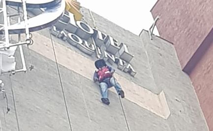 Colapsa andamio y trabajador queda “colgado” a 30 metros de altura en Nuevo León 