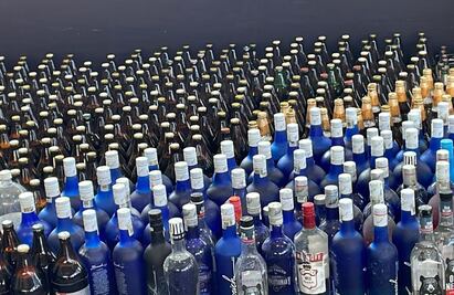 Destruyen bebidas alcohólicas decomisadas en operativos en vía pública en Iztapalapa 