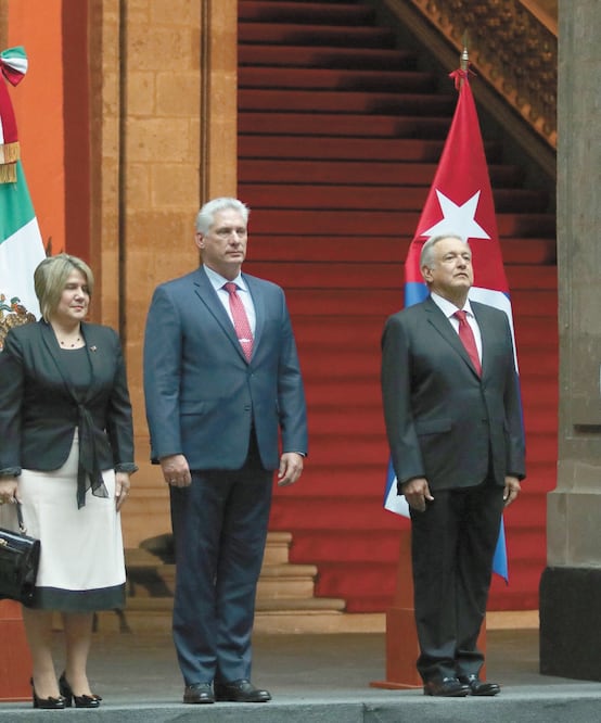 Lis Cuesta Peraza, primera dama, y Miguel Díaz-Canel, mandatario de Cuba, fueron recibidos por Andrés Manuel López Obrador, presidente de México, y su esposa Beatriz Gutiérrez Müller en Palacio Nacional. DIEGO SIMÓN SÁNCHEZ. EL UNIVERSAL 
