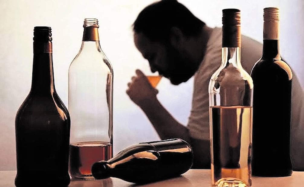 La adicción al alcohol no tiene que ser un problema que se enfrente en soledad. Los centros de Alcohólicos Anónimos siempre proveen un grupo que se da ayuda mutua para dejar la bebida. ESPECIAL.