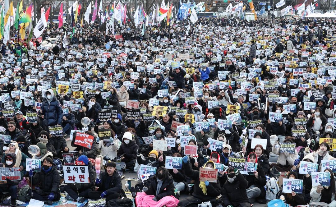 Manifestantes se reúnen durante una protesta en la que se pide la dimisión inmediata del presidente suspendido Yoon Suk-yeol en Seúl, Corea del Sur, el 4 de enero de 2025. Foto: EFE