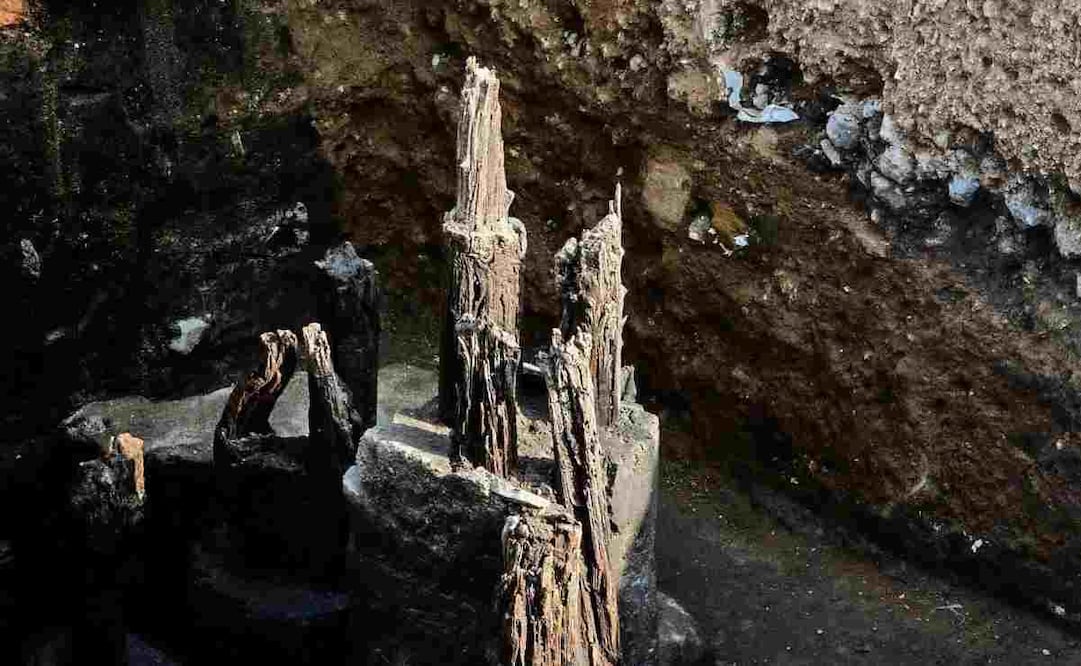 Un equipo de arqueólogos encabezados por la investigadora María de Lourdes López Camacho encontró los vestigios de un muelle y parte de una playa ubicado al lado del Metro Chapultepec. Foto: INAH