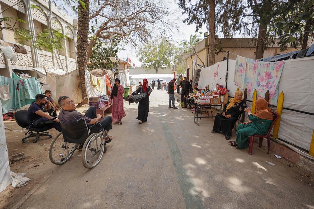Un palestino herido se sienta con otros en medio de tiendas de campaña instaladas dentro del complejo hospitalario europeo en Khan Yunis, en el sur de la Franja de Gaza. Foto: AFP