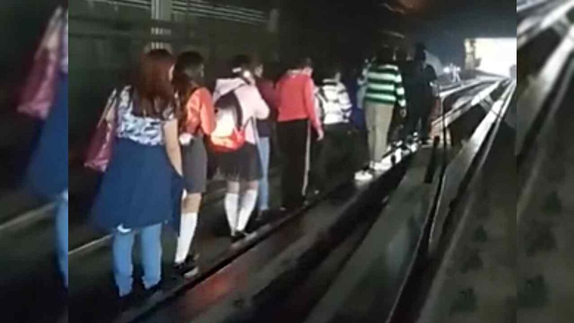 Así caminaron usuarios del Metro Línea 7, después de que se presentó una falla de energía eléctrica. Foto: Especial