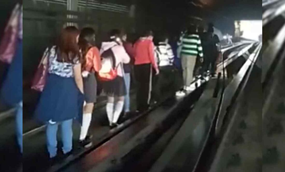 Así caminaron usuarios del Metro Línea 7, después de que se presentó una falla de energía eléctrica. Foto: Especial