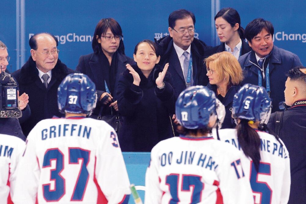 Kim Yo-jong, hermana del líder norcoreano, aplaudió durante el partido de hockey femenil sobre hielo en el que jugaron miembros de su delegación. (BRIAN SNYDER. REUTERS)