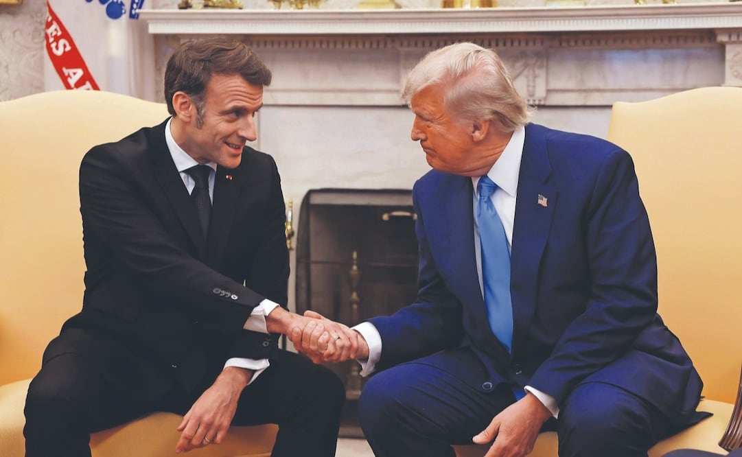 Emmanuel Macron, presidente francés, saluda a Donald Trump, su homólogo estadounidense, en su visita ayer a la Casa Blanca. (25/02/2025) Foto: Ludovic Marin / Ap