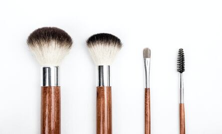 Guía infalible para limpiar tus brochas de maquillaje correctamente 