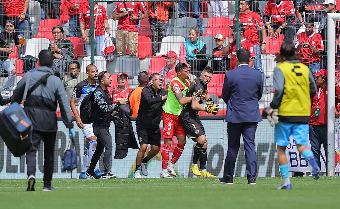 Tiago Volpi protagoniza altercado tras el duelo entre Querétaro y Toluca - Foto: Imago7