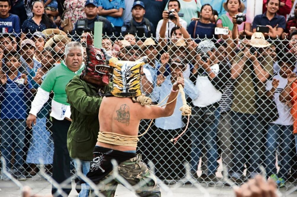Los participantes usan reatas, trajes y máscaras. El traje año tras año se amplía en su variedad. Esta ocasión las opciones incluyeron tigres con trajes amarrillos, verdes, blancos, rayados y de camuflaje militar. (ARTURO DE DIOS PALMA. EL UNIVERSAL)    