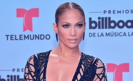 Jennifer Lopez impacta con ajustado vestido 
