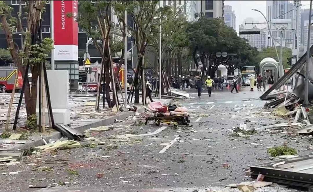 Escombros esparcidos por la calle tras una explosión en el centro comercial de Shing Kong Mitsukoshi en la ciudad de Taichung, en Taiwán, el 13 de febrero del 2025. Foto: AP