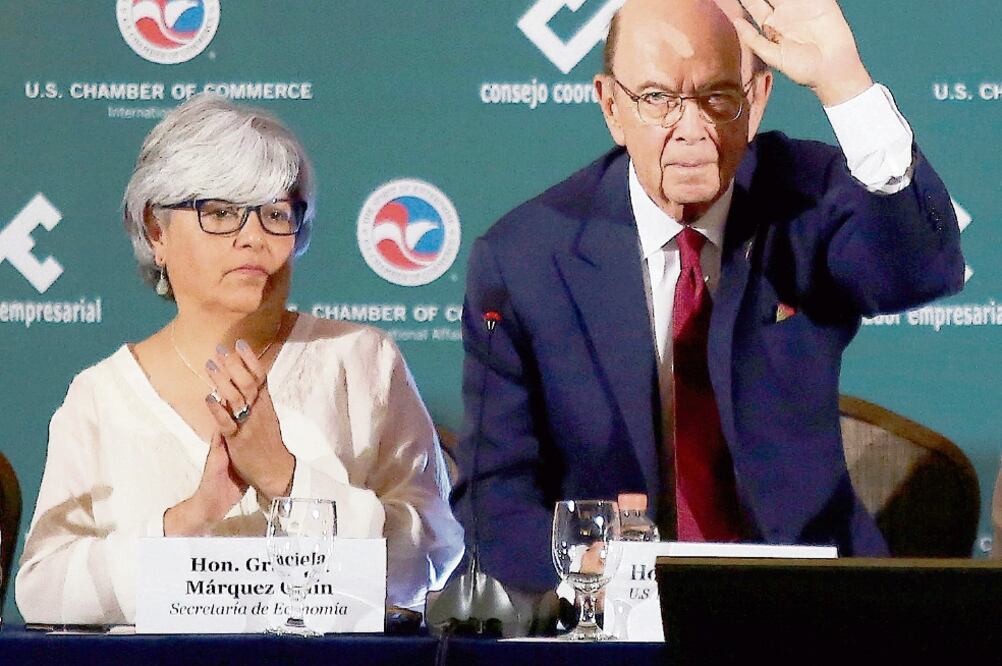 Graciela Márquez, secretaria de Comercio de México, junto a su homólogo estadounidense Wilbur Ross, ayer en Mérida, Yucatán. Foto: LORENZO HERNÁNDEZ. REUTERS