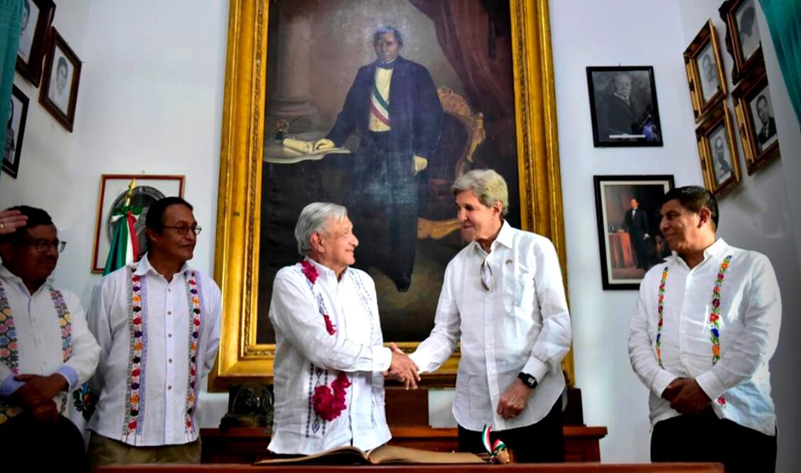 El presidente Andrés Manuel López Obrador estrecha la mano del enviado especial del presidente Joe Biden para el Cambio Climático, John Kerry