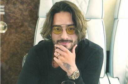 Hacen meme por vestimenta de Maluma; "es un orgullo", responde el IMSS