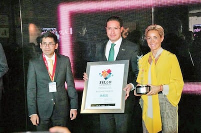 Reconocen con ocho premios al IMSS por digitalizar trámites 