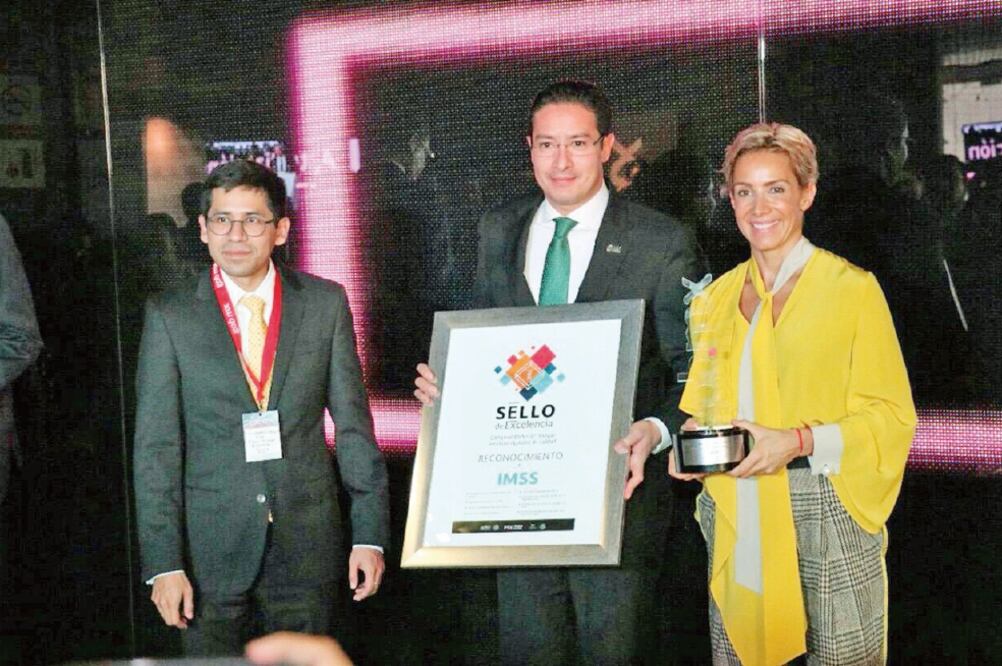 Pedro Valencia Santiago (al centro), director de Innovación y Desarrollo Tecnológico del IMSS, recibió los ocho premios. (IMSS)