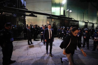 Por bloqueo de la CNTE, policías escoltan a trabajadores que salen del Senado  