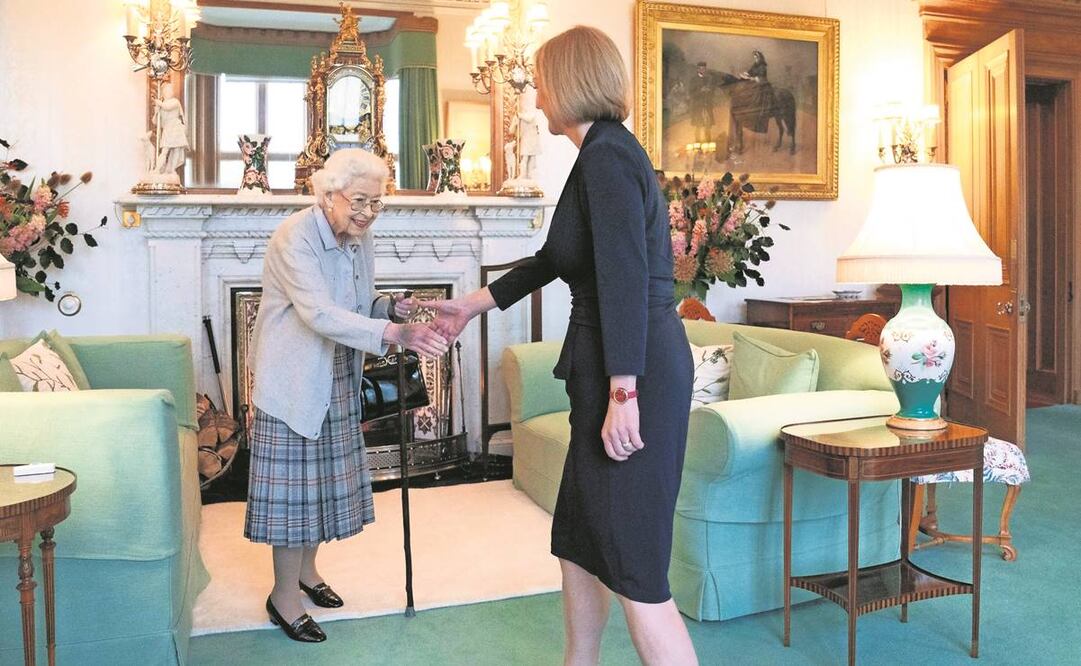 Liz Truss fue recibida por la reina Isabel II en el Castillo de Balmoral, donde le encargó formar un gobierno como nueva líder de la mayoría. Foto: Andrew Milligan/ EFE.