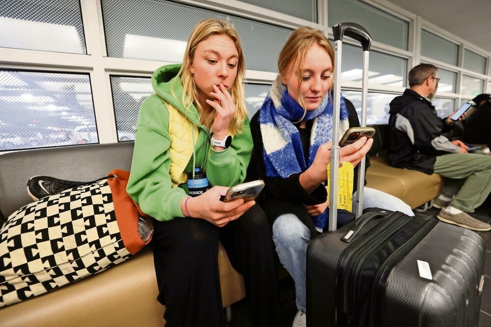 Fiona y su hermana Isabel intentan reagendar sus vuelos, después de que los que tenían programados fueron cancelados por Alaska Airlines, en el aeropuerto de Seattle -Tacoma. Foto: AP