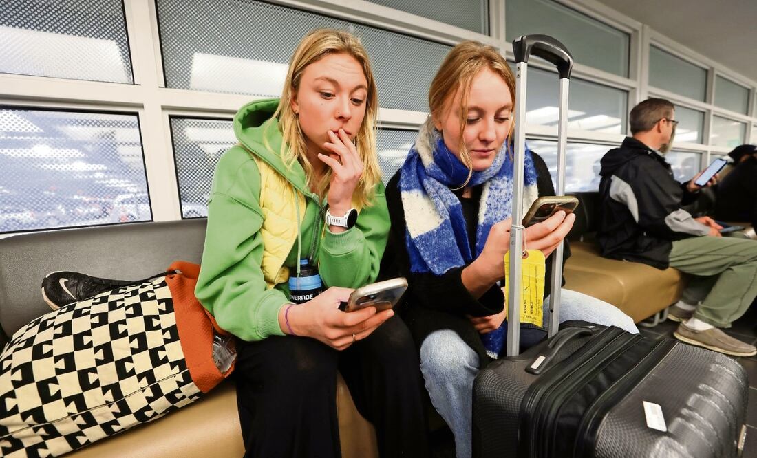 Fiona y su hermana Isabel intentan reagendar sus vuelos, después de que los que tenían programados fueron cancelados por Alaska Airlines, en el aeropuerto de Seattle -Tacoma. Foto: AP