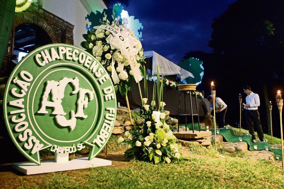 Cientos de muestras de solidaridad se dieron hacia el equipo de futbol Chapecoense (CHRISTIAN ESCOBAR.EFE)
