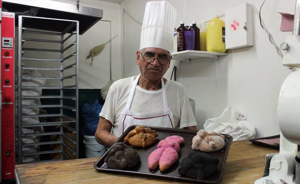 Salomón Hernández Chocontla, del Hotel Real Inn, sostiene cinco variedades de pan: ajonjolí, azúcar, totomoxtle y cocoa; al centro, un “Ánima”. 2021. Foto: Erick Paz.