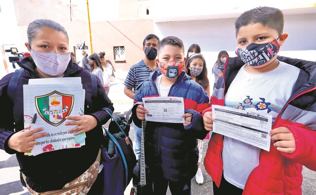 Los hermanos Alexis y Bryan Aguilar expre-saron sentirse más seguros al recibir la dosis contra el virus, pero no bajarán la guardia y se seguirán cuidando. Foto: Berenice Fregoso/ EL UNIVERSAL