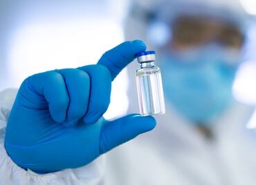 ¿Cómo funciona la vacuna de doble cepa contra el coronavirus aprobada en Reino Unido?