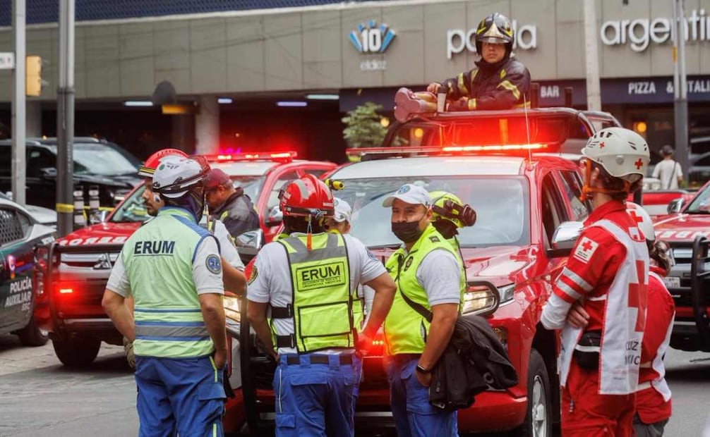 Elementos de emergencia en espera del rescate del trabajador suspendido en andamio del Hotel St. Regis (16/03/2026). Foto: Osmar Alvarado / EL UNIVERSAL