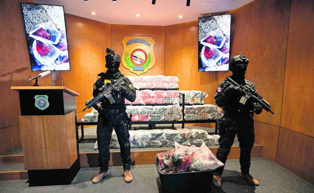 Agentes de la Dirección de Control de Drogas de República Dominicana muestran cocaína que iba a EU. Foto: Orlando Barría / EFE