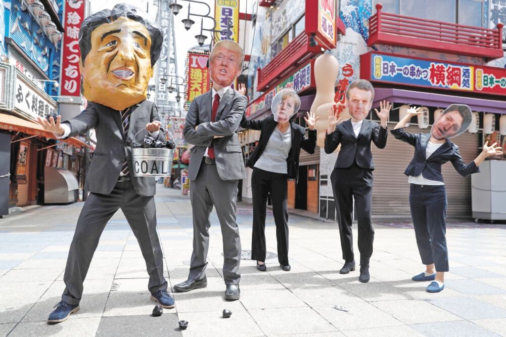 Inconformes. Manifestantes usan máscaras representando a los líderes del G20, durante una protesta en Osaka, Japón. Foto: JORGE SILVA. REUTERS