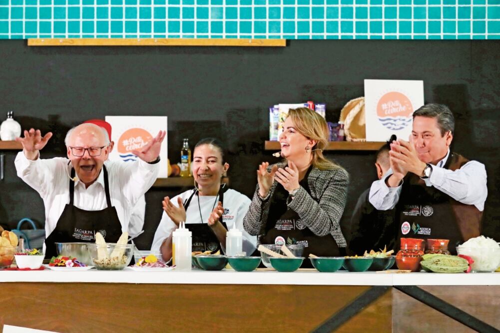 El secretario de Salud, José Narro Robles; la ministra ecuatoriana Ana Katuska, y el titular de la Sagarpa, Baltazar Hinojosa, pusieron a prueba sus conocimientos culinarios, asesorados por la chef Lucero Soto, entre otros. (LUCÍA GODÍNEZ. EL UNIVERSAL)