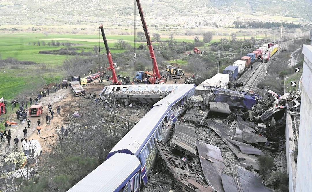 La policía y los equipos de emergencia buscan restos después del accidente del tren en el valle de Tempi, cerca de Lárisa.