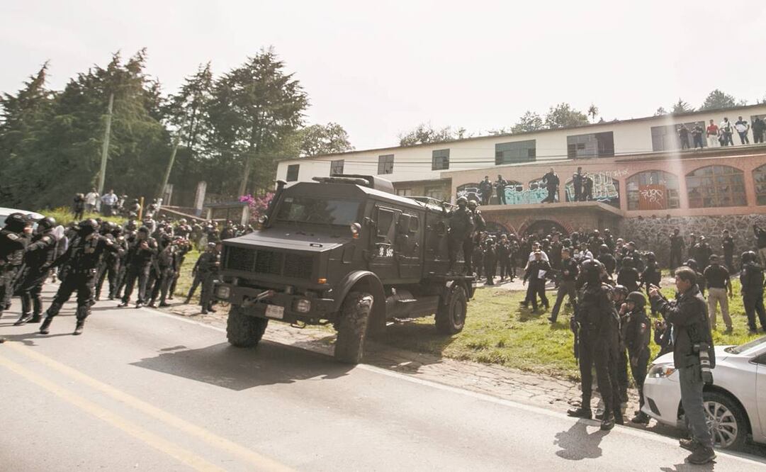 Durante el operativo fueron decomisadas 10 armas largas, incluyendo un Barrett .50, una ametralladora y chalecos balísticos. Foto: Ernesto Alvarado/ EL UNIVERSLA.