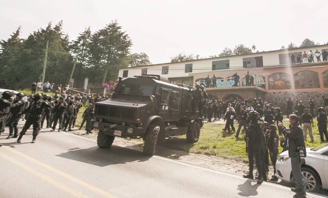 Durante el operativo fueron decomisadas 10 armas largas, incluyendo un Barrett .50, una ametralladora y chalecos balísticos. Foto: Ernesto Alvarado/ EL UNIVERSLA.