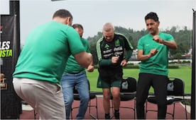 Cuauhtémoc Blanco se mete a la concentración de la Selección Mexicana y pone a bailar al Vasco Aguirre