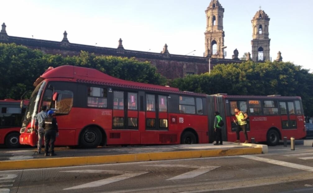 Unidad de Metrobús Línea 3 se sube a camellones de Av. Hidalgo al tratar de dar la vuelta 