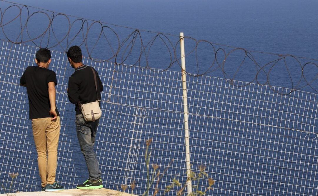 Jóvenes refugiados esperan a ser registrados en un campamento de Mersinidi, la isla de Chios, Grecia (Foto: EFE)