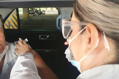 Adulto mayor muere de un infarto mientras esperaba en un coche para ser vacunado contra Covid-19