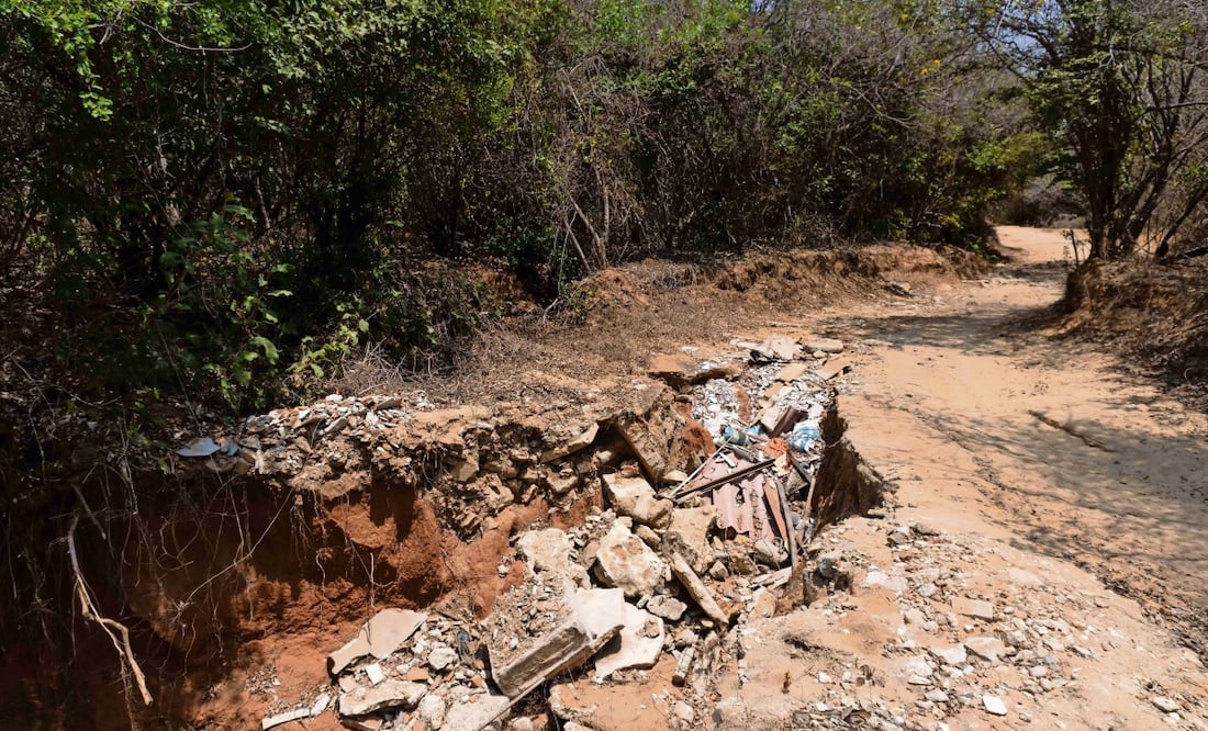 Desde 2023 los gobiernos estatal y municipal tiran cascajo, escombros y basura para que Punta Colorada luzca como un páramo sin vida, contaminándola ellos mismos, acusan. Foto: Mario A. Martínez