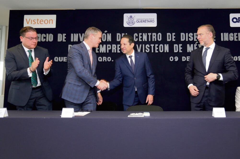 El gobernador Francisco Domínguez (der.) anunció la inversión de 174 millones de pesos que realizará la empresa estadounidense Visteon, una firma dedicada a la producción de dispositivos electrónicos para cabinas automotrices.