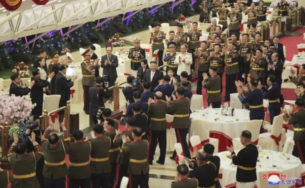 Líder de Norcorea y su hija visitan un cuartel por 75 aniversario del ejército