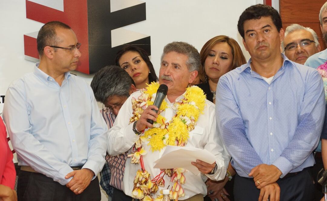 El candidato presentó su registro ante la autoridad local . /Quadratín