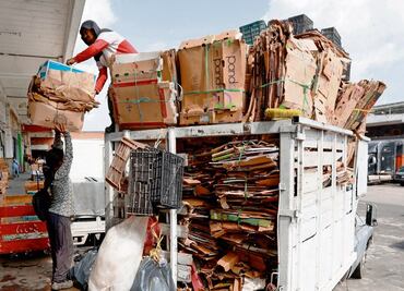 Mujeres del cartón; cargan su peso para sobrevivir